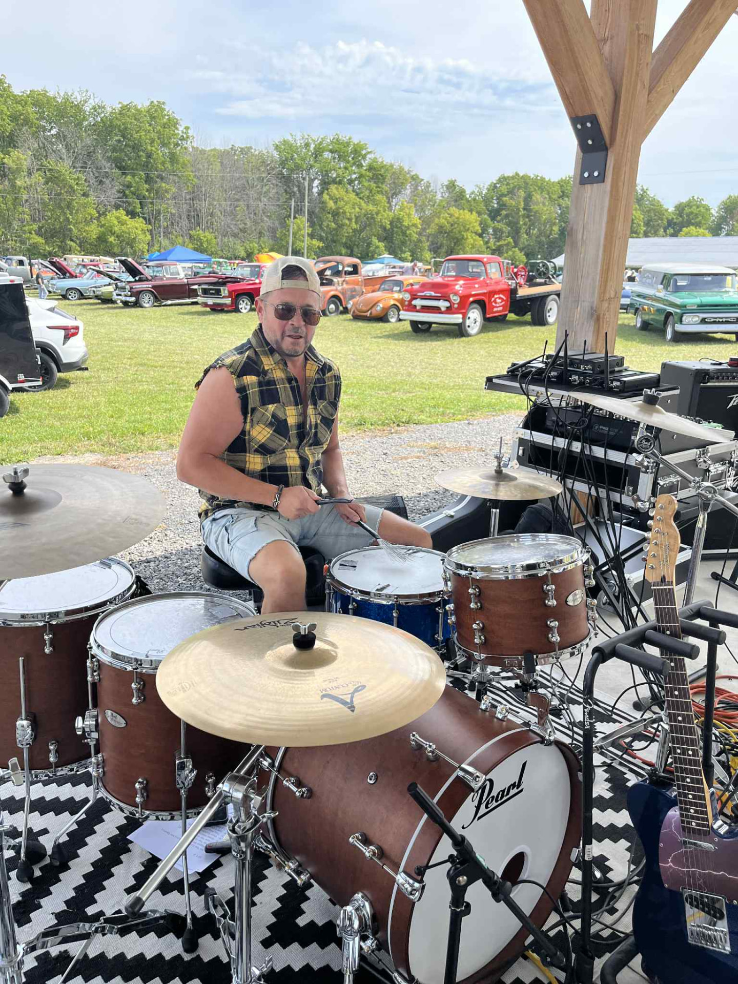 Daniel Pelletier derrière sa batterie lors d’un rassemblement de voitures anciennes