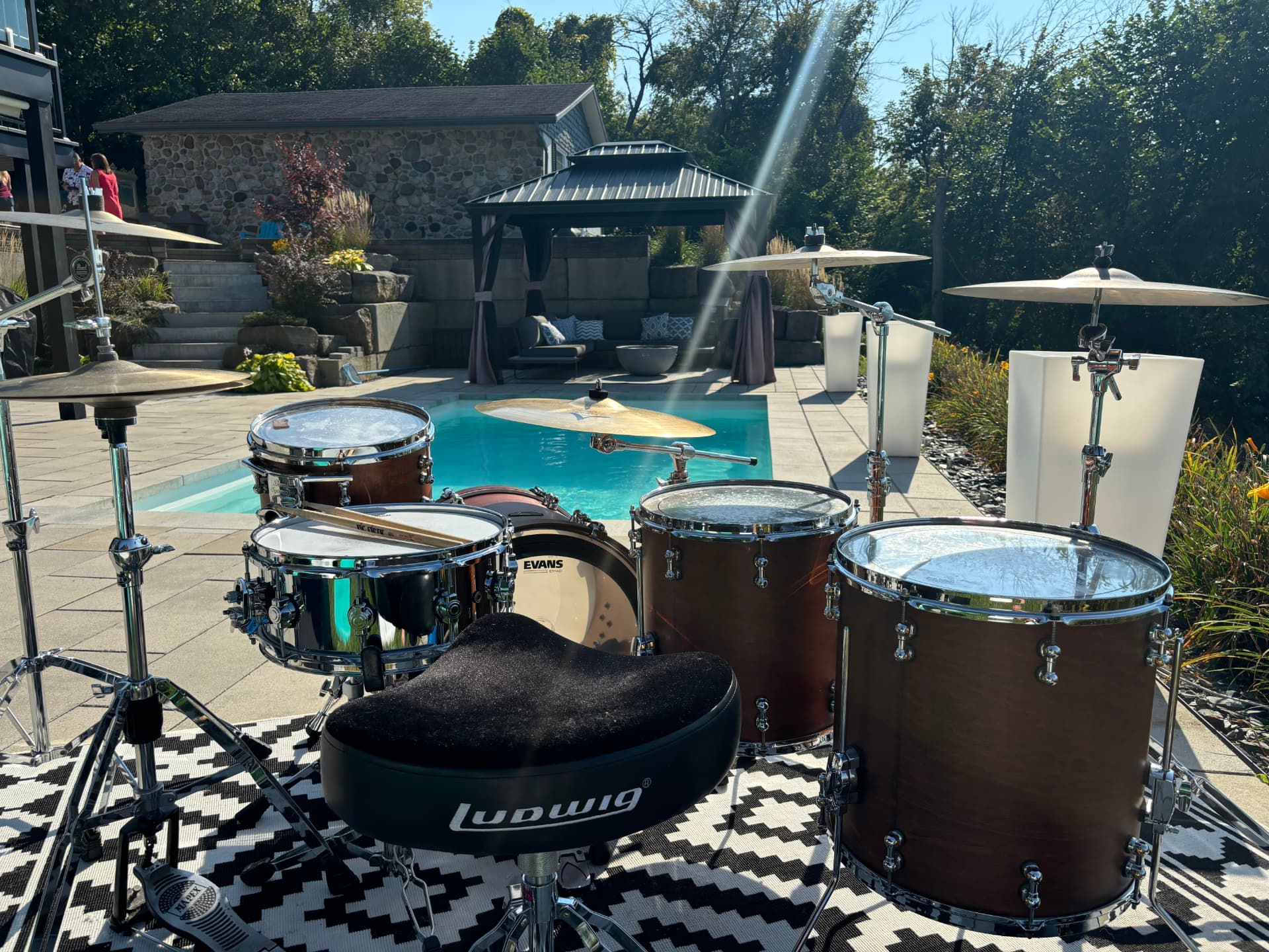 Batterie installée au bord d’une piscine pour un événement extérieur
