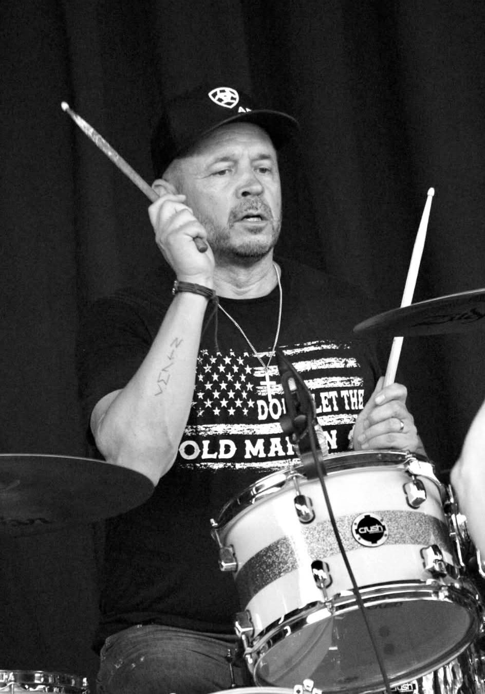Portrait noir et blanc de Daniel Pelletier jouant de la batterie